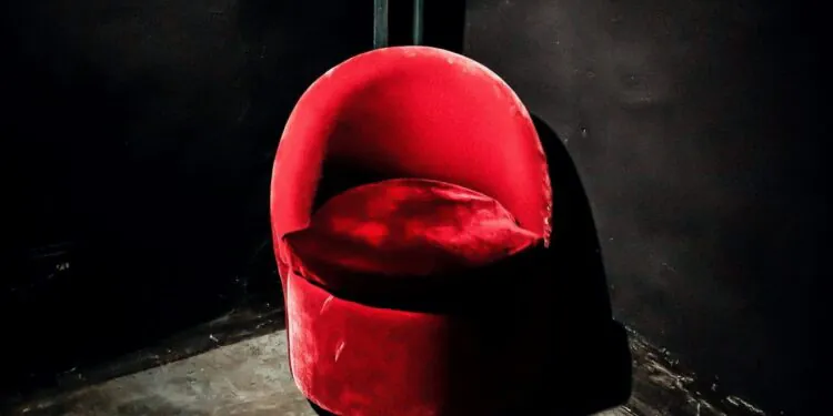 Assis sur une chaise, un corps momifié remontant à 2019 a été découvert à Montbéliard