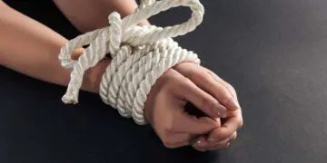 Femme attachée immeuble