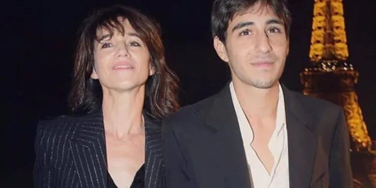 Ben Attal se confie sur sa relation avec sa mère Charlotte Gainsbourg et évoque un complexe de l’abandon