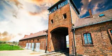 Le mémorial d'Auschwitz hausse le ton face aux touristes irrespectueux qui se prennent en photo en tant qu'influenceurs dans ce lieu chargé d'histoire