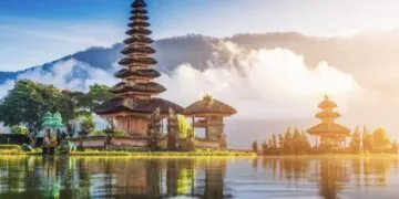 touriste expulsee bali lieu sacre pose nue