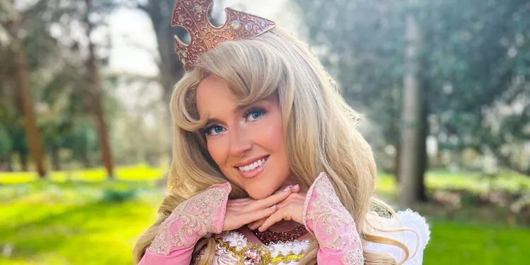 Elle quitte son travail pour devenir une princesse à plein temps !  - TDN