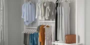 L’image peut contenir : meuble, lit de bébé, intérieur, placard, dressing et armoire