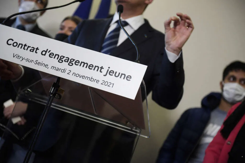 Plus de 300 000 personnes ont signé un contrat emploi jeune en un an