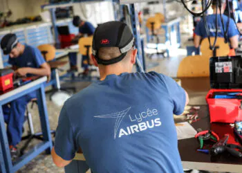 Au lycée Airbus, à Toulouse, formation pour devenir "compagnon" de l'avionneur