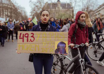"La crise de la réforme des retraites n'est pas produite par le déséquilibre de notre Constitution, mais par sa violation"