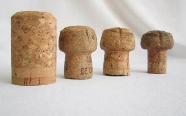 Comment font les fabricants de champagne pour mettre un bouchon plus gros que le goulot de la bouteille dedans ?