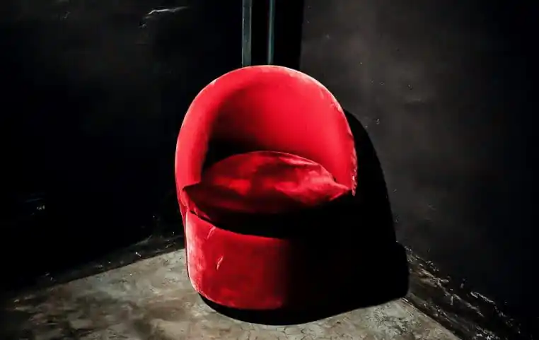 Assis sur une chaise, un corps momifié datant de 2019 a été découvert à Montbéliard