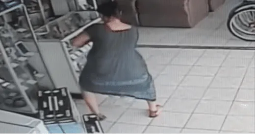 Au milieu d'un magasin, une caméra de surveillance filme cette femme qui écarte les jambes et fait quelque chose de totalement hallucinant ! (vidéo)