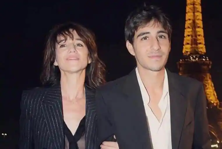 Ben Attal se confie sur sa relation avec sa mère Charlotte Gainsbourg et évoque un complexe d'abandon