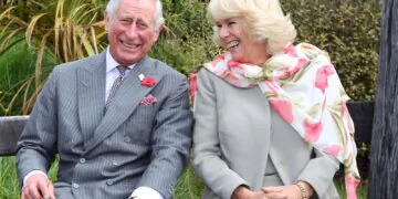 L'image peut contenir Charles Prince de Galles Vêtements Vêtements Cravate Accessoires Accessoire Personne humaine Costume et manteau