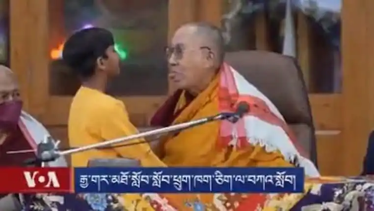 dalaï lama enfant suçant la langue
