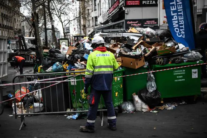 Sur un trottoir à Paris, le 30 mars 2023. 