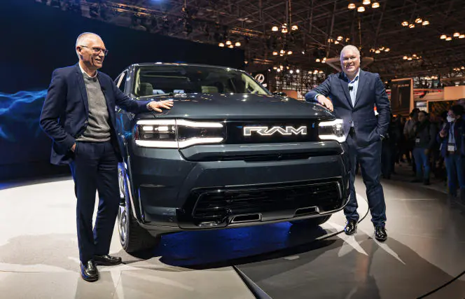 Le PDG de Stellantis, Carlos Tavares (à gauche), dévoile le Ram 1500 REV au Salon international de l'auto de New York à New York le 5 avril 2023. 