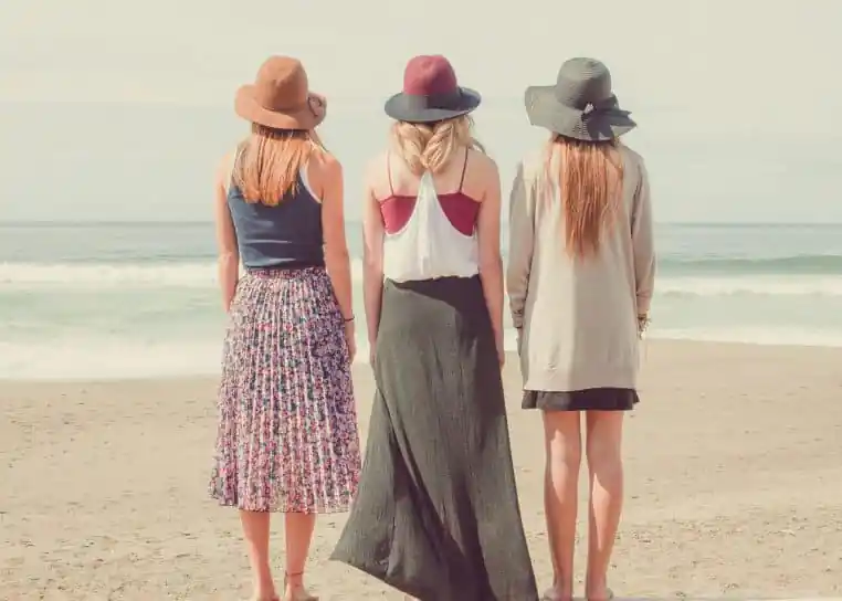 Trois femmes, dont une blonde, tombent malades