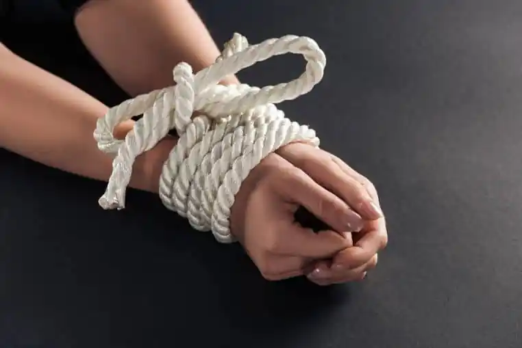 Femme attachée au bâtiment