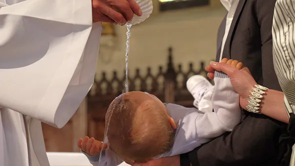 Un jeune catholique pratiquant se rend chez le prêtre qu'il connaît depuis son baptême