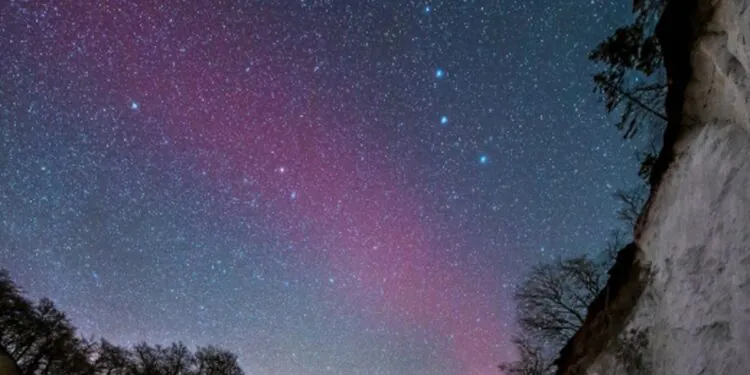 Un rare arc de lumière rouge sang brille dans le ciel scandinave. Qu'est-ce que c'est?