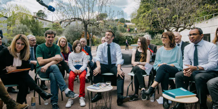 Macron annonce des augmentations, mais tendu sur "travailler plus pour gagner plus"