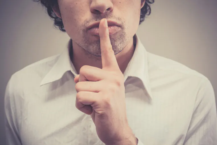 un homme pose une question indiscrète à un bossu