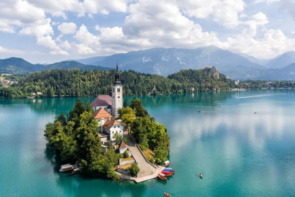 Lake Bled, Eau, Nuage, Ressources en eau, Ciel, Bleu, Montagne, Paysage naturel, Lac, Reliefs côtiers et océaniques