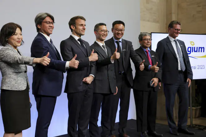 Emmanuel Macron, aux côtés du PDG de ProLogium, Vincent Yang (deuxième à gauche), à Dunkerque, le 12 mai 2023.