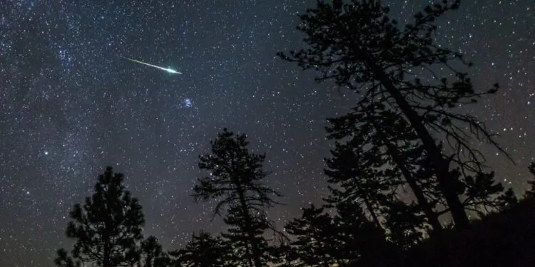 Comment regarder la pluie de météores Eta Aquarid – une explosion d '«étoiles filantes» laissée par la comète de Halley – culminer ce week-end