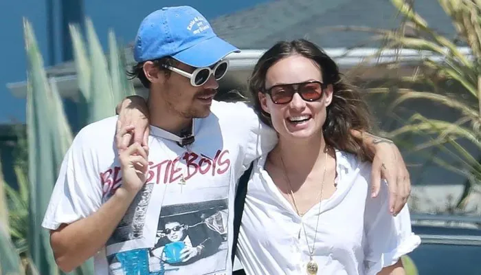 Lunettes de soleil, Lunettes de protection, Fond azur, Harry Styles Olivia Wilde Italy, Smile, Journée, Soins de la vue, Lunettes de protection, Blanc, Lunettes, À manche