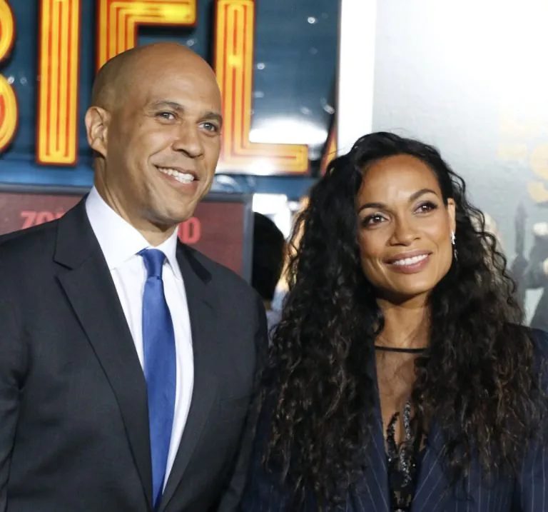 Rosario Dawson, Sourire, Expression faciale, Cravate, Geste