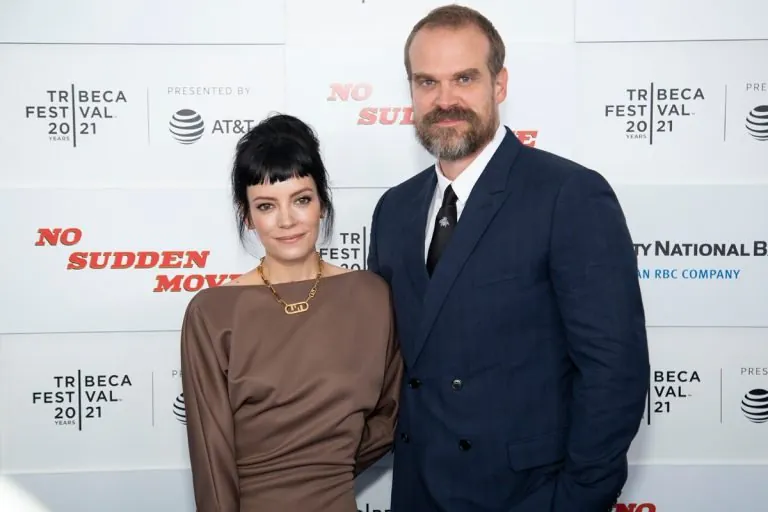 David Harbour Lily Allen, Mode, Manteau, Manche, Barbe