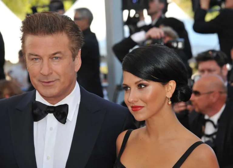 Hilaria Baldwin 2012, Noeud papillon, Front, Peau, Smile, Coiffure, Manteau, Mode, Geste