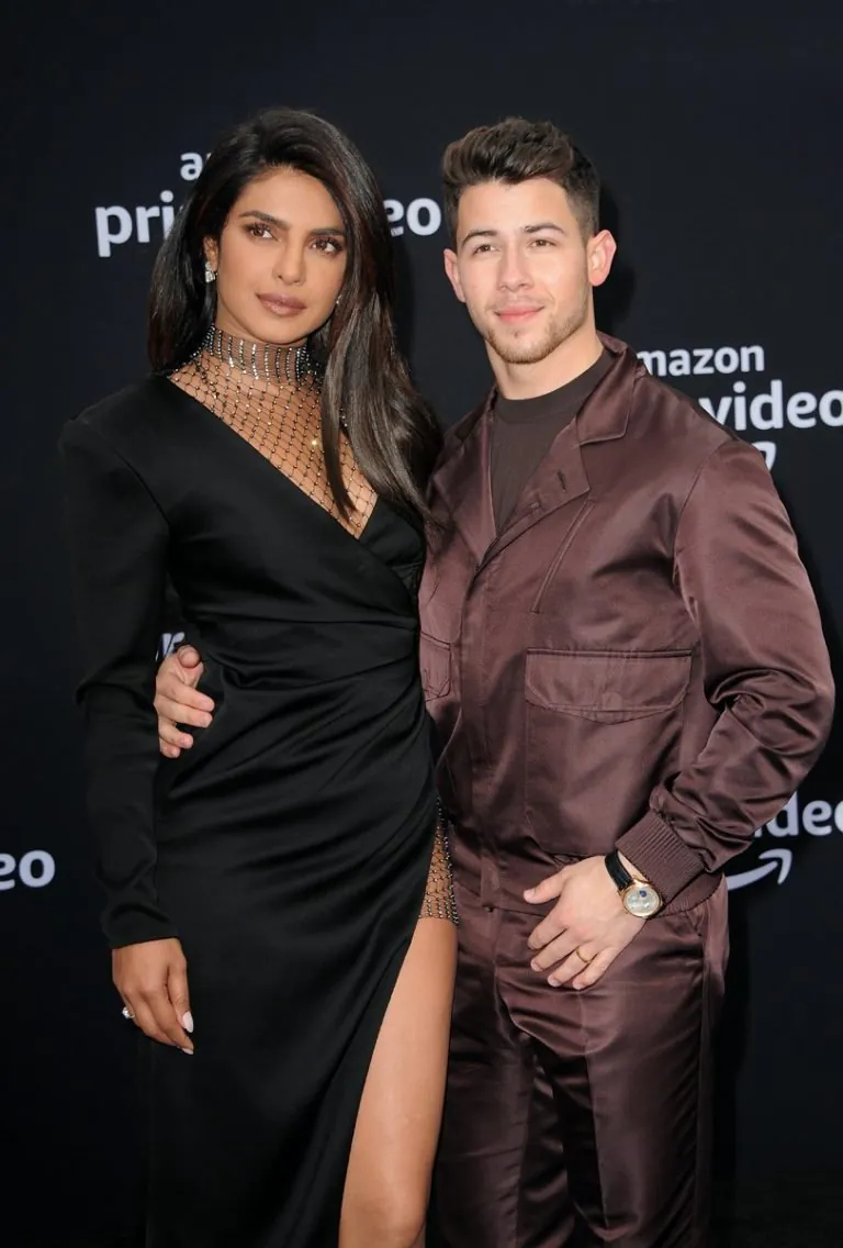 Priyanka Chopra, Sourire, Les robes, Photographie au flash, Manche, Geste
