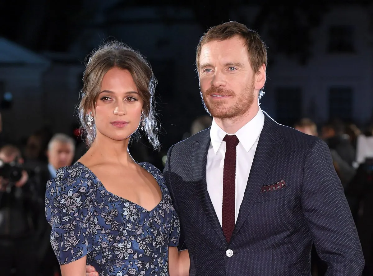 Michael Fassbender, Photographie au flash, Chemise habillée, Cravate, Geste