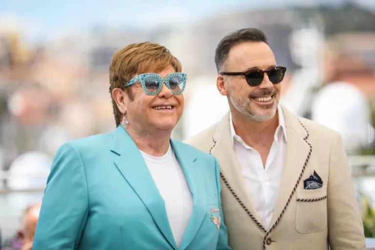 Elton John, Lunettes, Sourire, Lunettes de protection, Soins de la vue, Lunettes de soleil, Lunettes, Manche, Geste