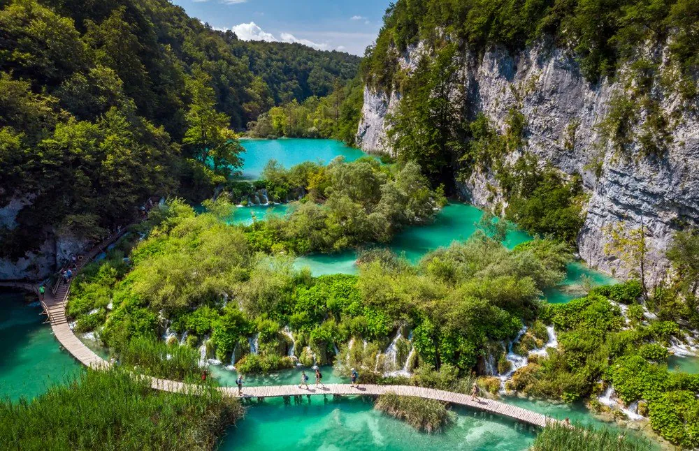 Fond azur, Végétation, Parc national des lacs de Plitvice, Eau, Plante, Montagne, Nature, Arbre, Sky, Paysage naturel