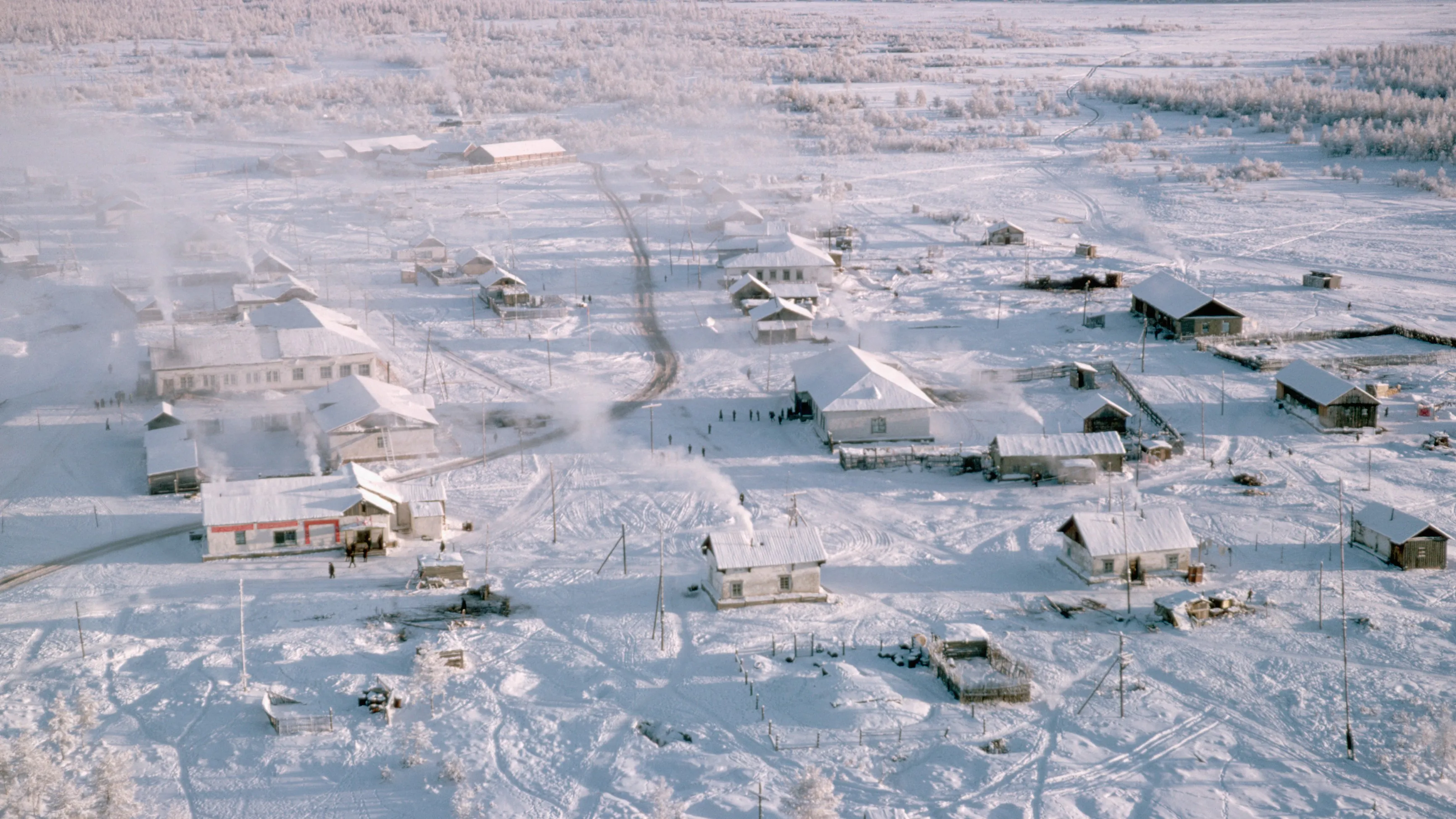Vue aérienne glaciale de la ville russe d'Oymyakon.