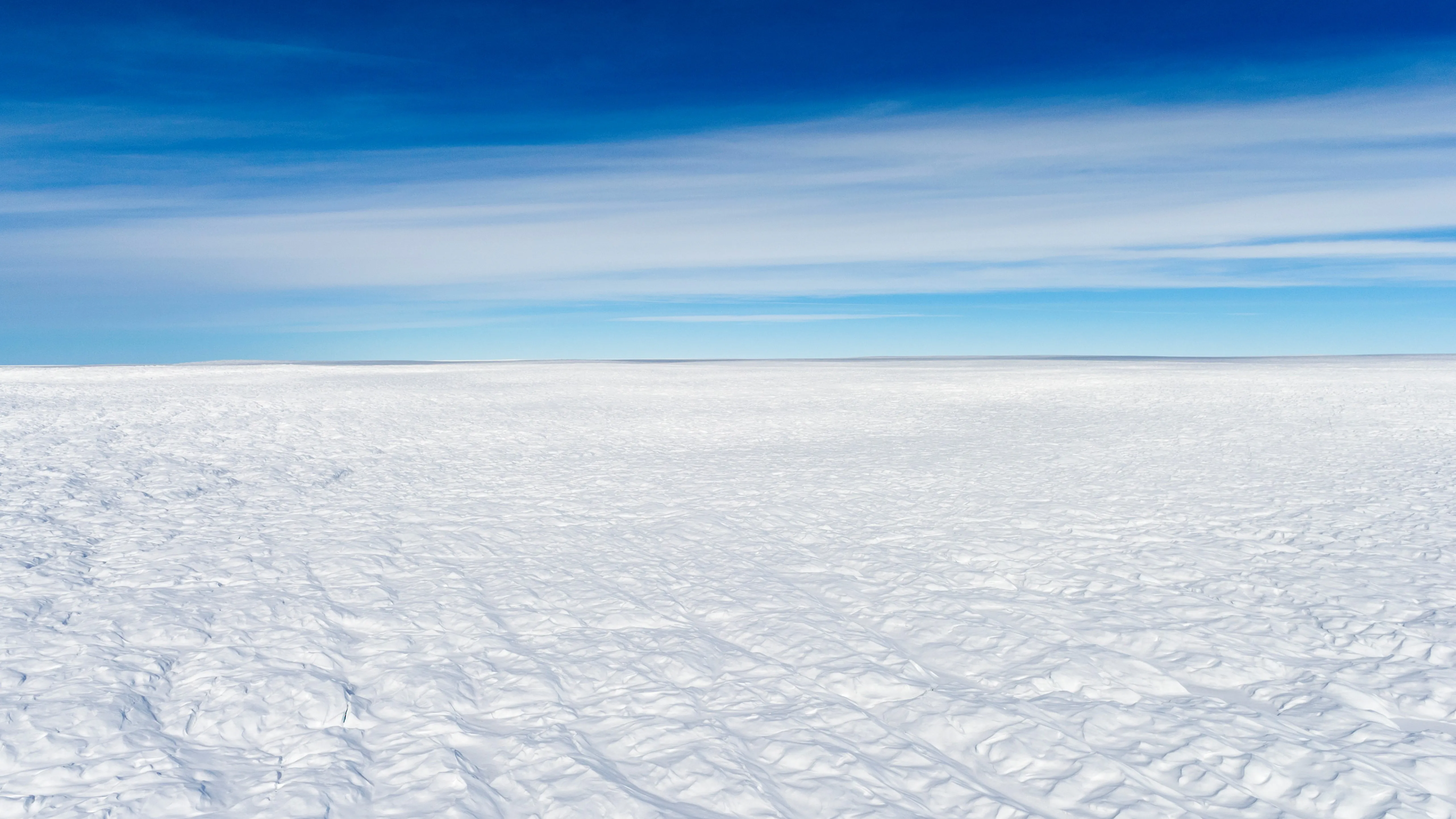 La vaste plaine glaciaire du Groenland par temps clair