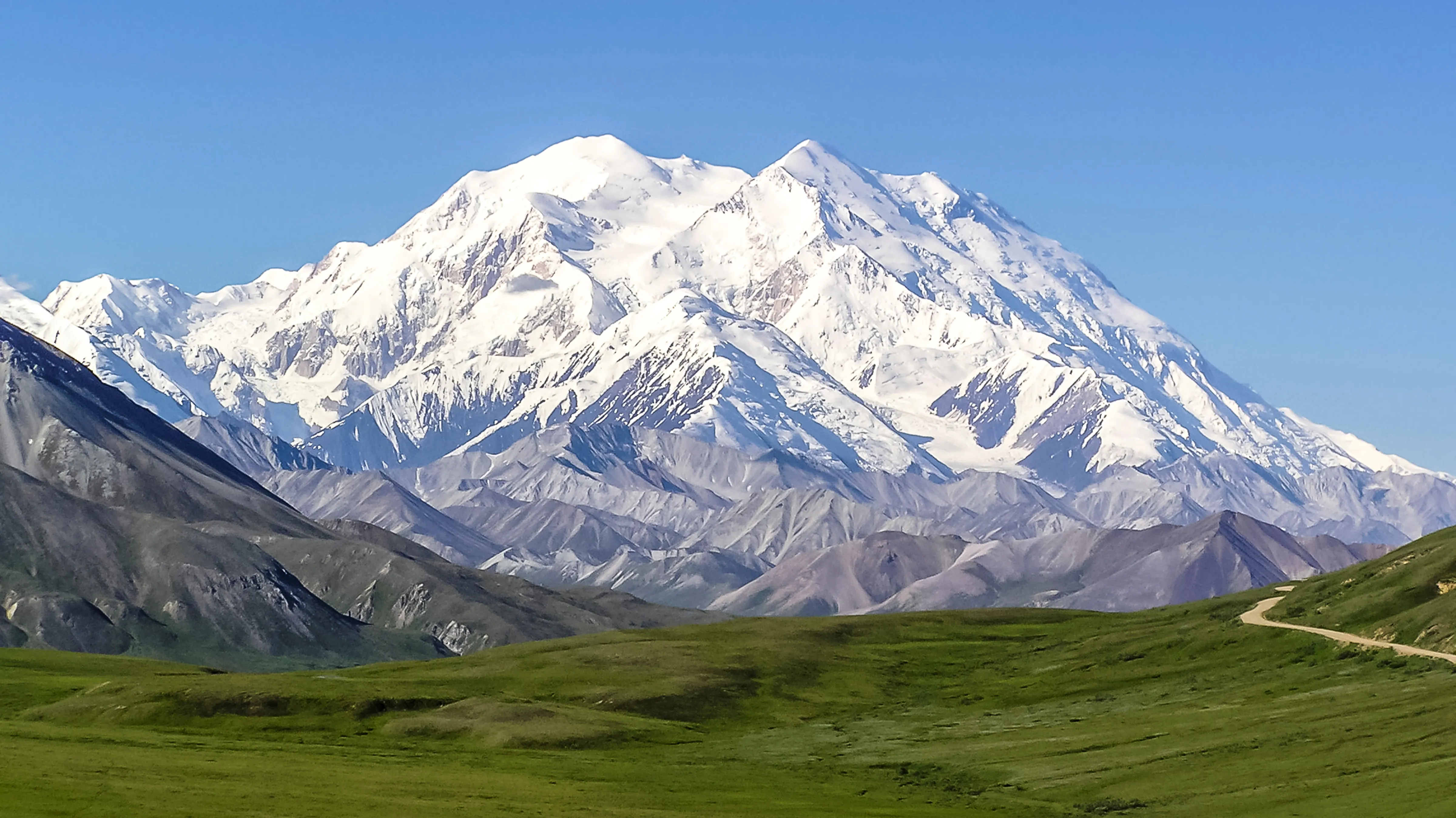 Mont Denali par temps clair avec ciel bleu et sommets enneigés