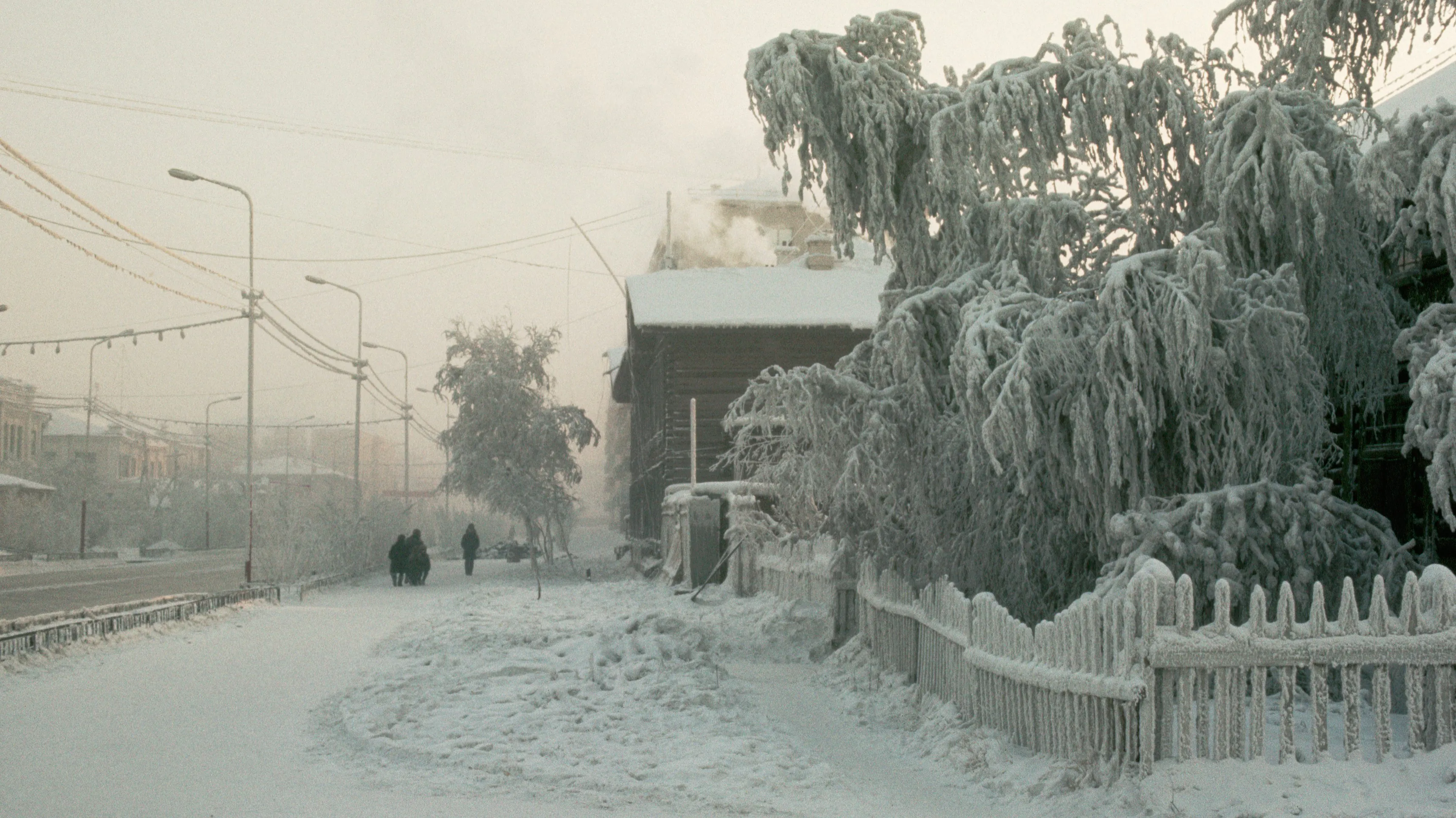 Un bâtiment noir à Iakoutsk, en Russie, l'une des villes les plus froides de la planète.