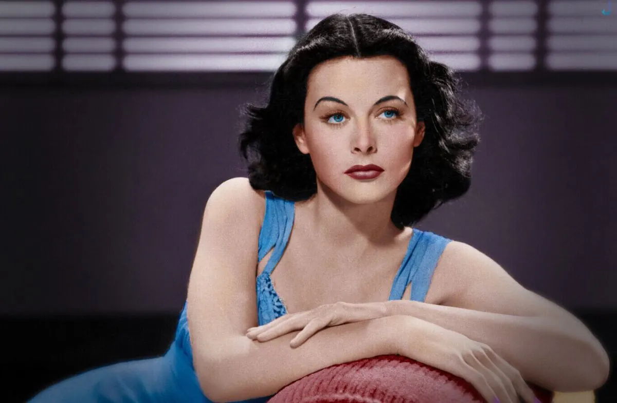 Hedy Lamarr Reddit, Lèvre, Menton, Sourcil, Épaule, Œil, Cil, Photographie au flash, Cou