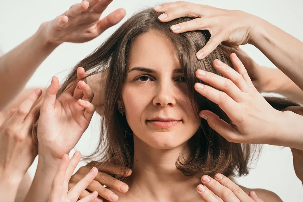 Tête, Pour les lèvres, Beauté, Cheveux, Front, Peau, Menton, Main, Sourcil, Coiffure, Œil