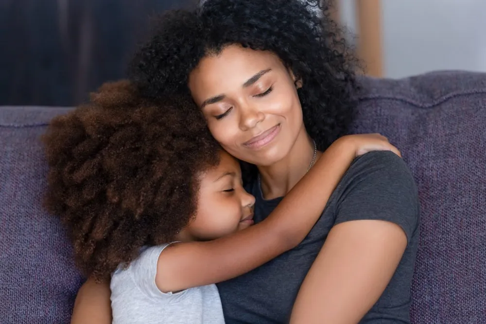 Black Mom Hugging Daughter, Sourire, Lèvre, Sourcil, Jheri curl, Heureux, Geste