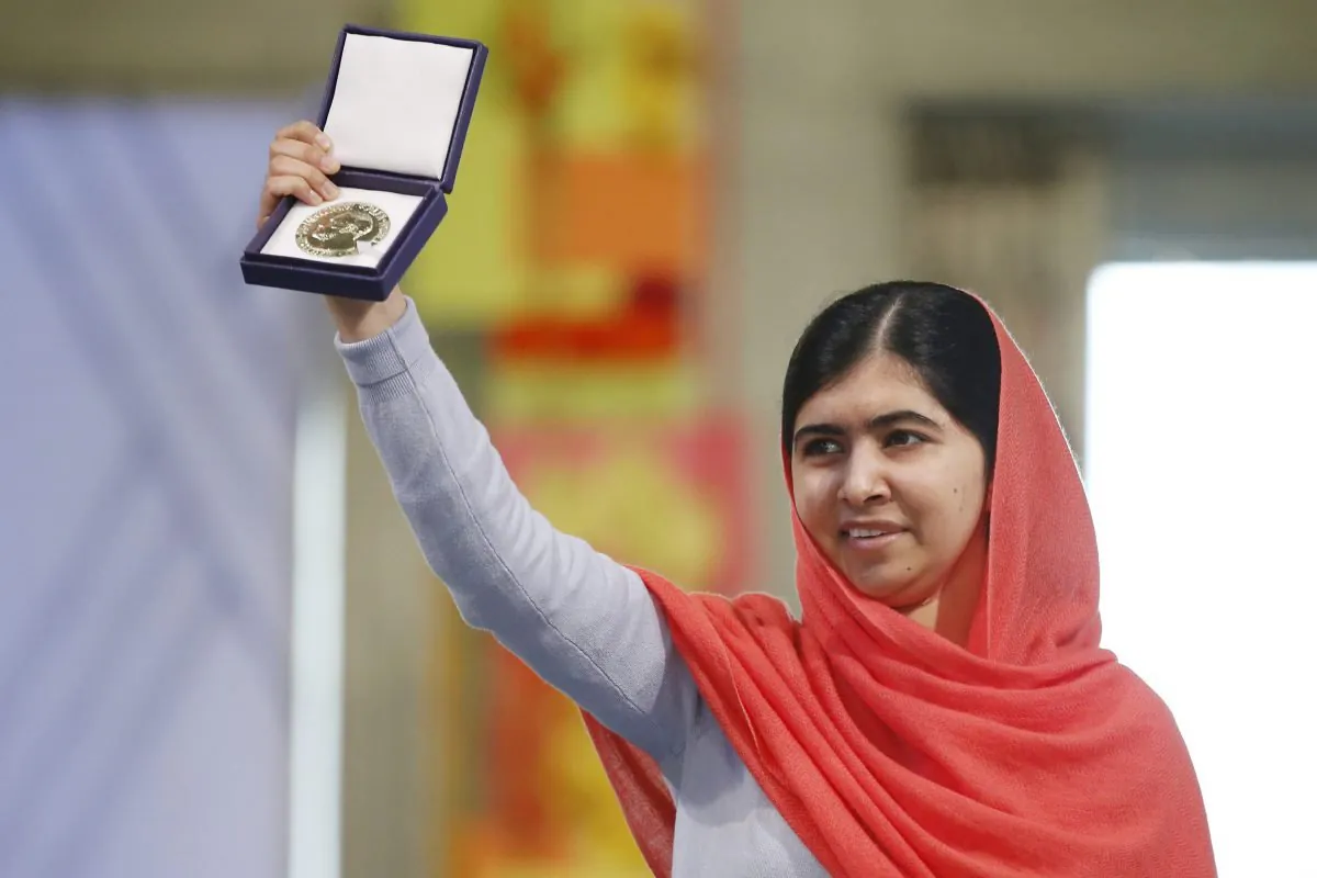 Malala Yousafzai, lauréate du prix Nobel de la paix, pose avec sa médaille lors de la cérémonie de remise du prix Nobel de la paix à l'hôtel de ville d'Oslo le 10 décembre 2014. L'adolescente pakistanaise Malala Yousafzai, abattue par les talibans pour avoir refusé de quitter l'école, et l'activiste indien Kailash Satyarthi ont reçu leur prix Nobel de la paix mercredi après deux jours de célébration honorant leur travail pour les droits de l'enfant.  REUTERS/Cornelius Poppe/NTB Scanpix/Pool (NORVÈGE - Tags: SOCIÉTÉ TROUBLES CIVILS IMAGES TPX DU JOUR) NORVÈGE OUT.  AUCUNE VENTE COMMERCIALE OU EDITORIALE EN NORVÈGE.