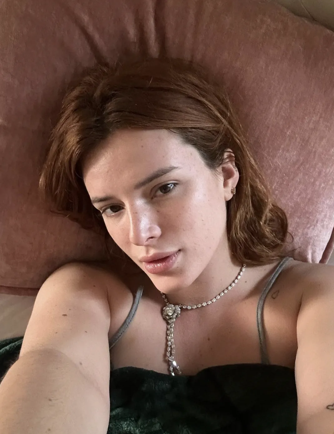 Bella Thorne montre une peau radieuse dans des selfies sans maquillage