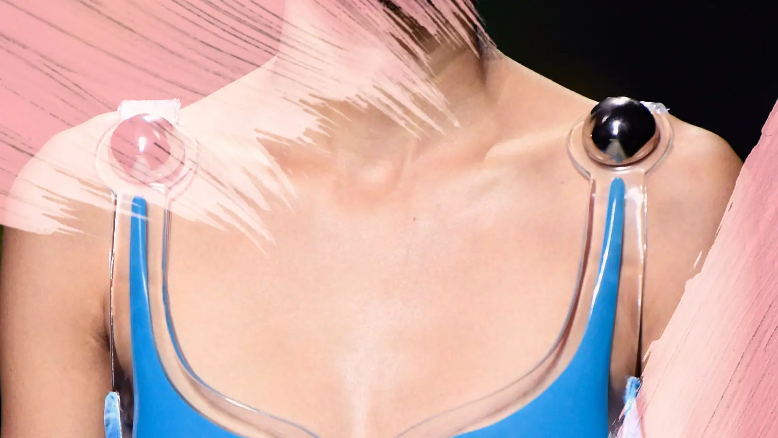L’image peut contenir : vêtements, lingerie, sous-vêtement, humain, personne et soutien-gorge