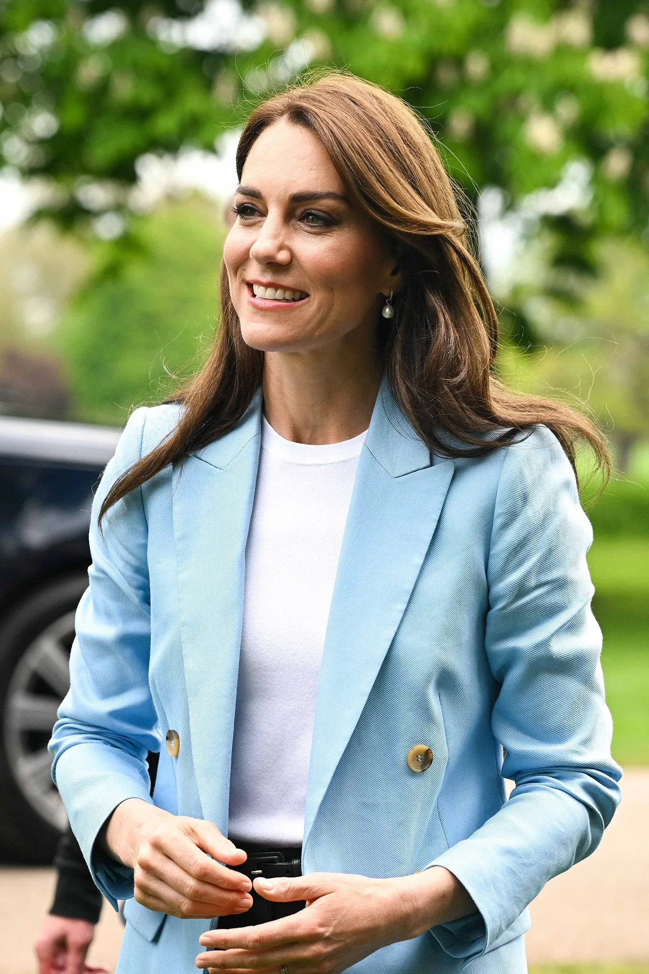 Kate Middleton portait le blazer d'été parfait et un t-shirt blanc pour une visite surprise avec les habitants