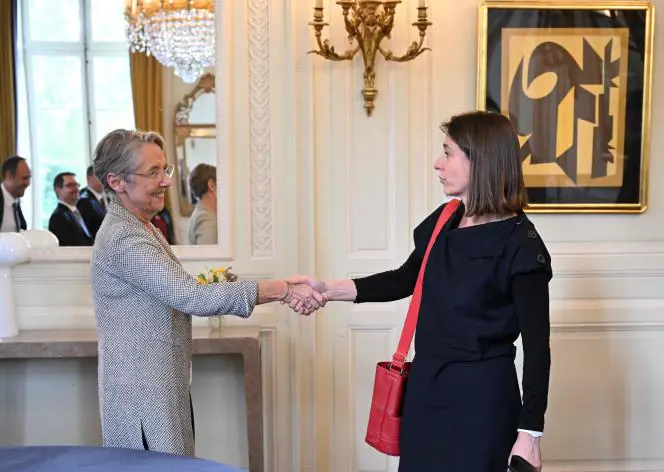 La Première ministre Elisabeth Borne et la secrétaire générale CGT Sophie Binet (à droite) avant leur rencontre à Matignon le 17 mai 2023.