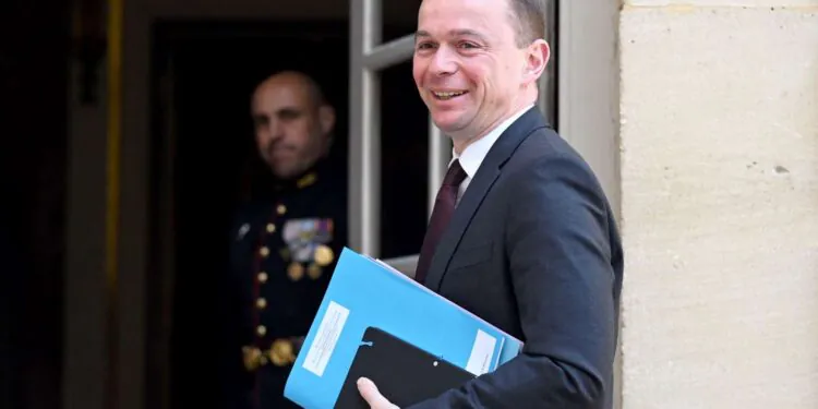 le gouvernement intègre les heures d'activités obligatoires dans le contrat entre bénéficiaire et conseiller, le système réformé des sanctions