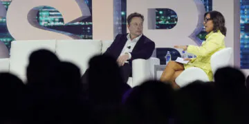 Linda Yaccarino nommée à la tête de Twitter par Elon Musk