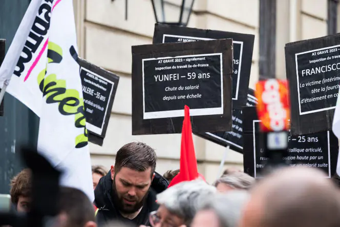 Lors d'une manifestation réunissant familles de victimes d'accidents du travail et syndicats, devant le ministère du Travail, à Paris, le 28 avril 2023.